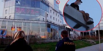 Sebevrah vylezl na Houserovu stavbu, pořezal se a chtěl skočit