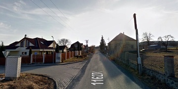 BMW narazilo do plotu a plynové přípojky, řidič z místa ujel