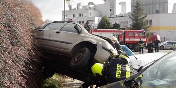 Čtyřiaosmdesátiletý muž se s autem zřítil ze srázu