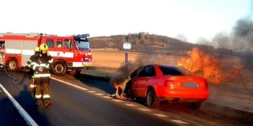 Pořádný šok zažil včera řidič, pod kterým začalo za jízdy hořet auto