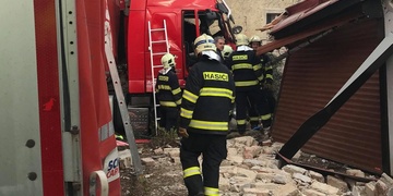 Kamion smetl několik vozidel a zdemoloval dům, na místě přistává vrtulník LZS