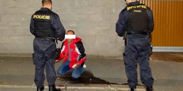 "Zachraňovali" kamaráda a málem se při tom poprali s policisty i záchranáři