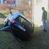 Auta v domě, příkopu i na kolejích