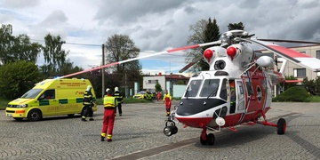 Muž si rozdrtil lebku při pádu těžkého trámu