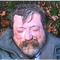 Poznáte tohoto mrtvého muže?