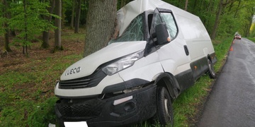 S dodávkou čelně narazila do stromu