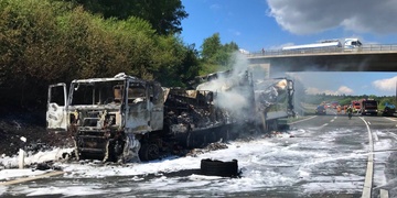 Kamion s potravinami pohltily plameny