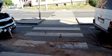 Malá holčička zůstala zaklíněná pod vozidlem