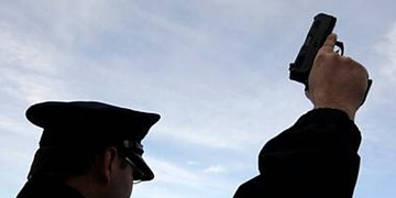 Na zastavení tří pachatelů použil policista i zbraň