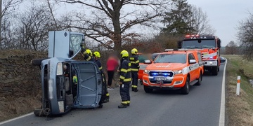 Auto skončilo na boku