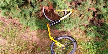 V křoví se našla koloběžka