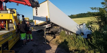 Řidič kamionu zřejmě usnul a vyjel z dálnice