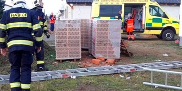 Dělníka v Plzni zavalilo a na místě usmrtilo bednění