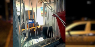 Zloději vybrali kanceláře a dokonce vyrvali i trezor ze zdi