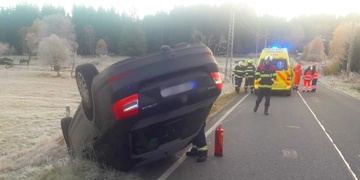 Řidička najela na svodidla a převrátila auto na střechu