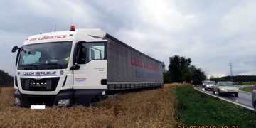 S kamionem skončil v poli