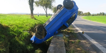 Těžce opilý řidič převrátil auto, ve kterém vezl dvě děti