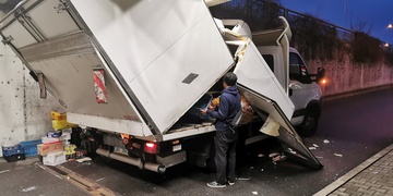 Nepozorný řidič se zasekl pod Rondelem a zcela si zničil nástavbu dodávky
