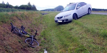 Auto smetlo cyklistu do příkopu