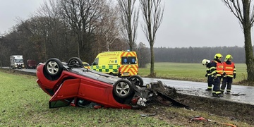Auto po nárazu do pařezu skončilo na střeše