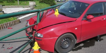 "Hele, oni mu na předku vozu vytvořili prdel!" komentoval stav auta pachatele kolemjdoucí