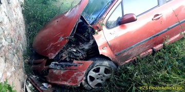 Vozidlo čelně narazilo do kamenné zdi, bohužel kvůli mlze nemohl vzlétnout vrtulník