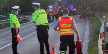 Motorkář i spolujezdkyně jsou velmi vážně zraněni