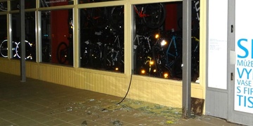 Dlažební kostkou rozbil skleněnou výlohu obchodu a ukradl kolo