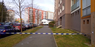 Z balkonu se sypalo sklo a létalo vybavení bytu