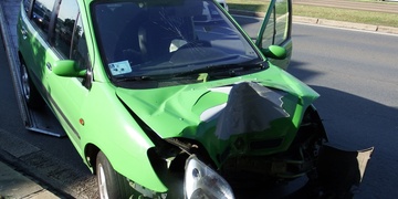 Narazil do kamionu a skončil ve stromě