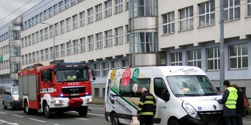 Střet dodávky pro převoz imobilních osob s automobilem