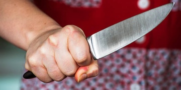 Matka musela proti útočícímu synovi vzít nůž
