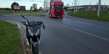 Střet jezdce na skútru s kamionem