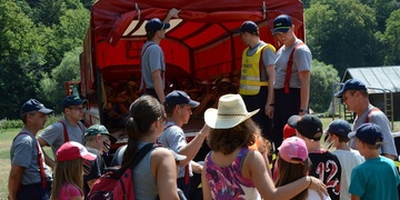 Hasiči, záchranáři i policisté zasahují v dětském táboře