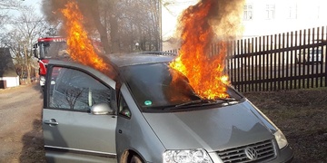 Po nastartování začalo auto hořet
