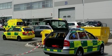 Srazil a vážně zranil muže vysokozdvižným vozíkem