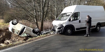 Auto se po střetu převrátilo mimo silnici