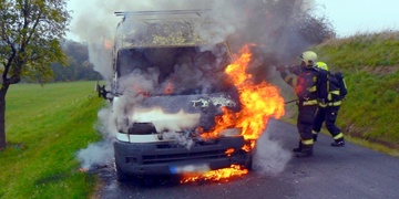 Dodávka vzplála za jízdy