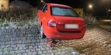 Řidička nezvládla průjezd kruhovým objezdem