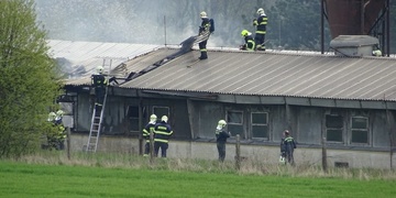 Velký požár vepřína - některá zvířata uhořela