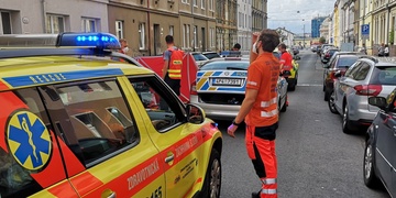 Dělník pád ze střechy domu nepřežil