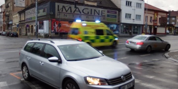 Vůz na přechodu srazil chodkyni