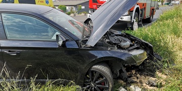 Řidička vyjela ze silnice a s vozem narazila do mostku