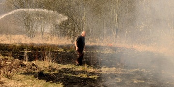 IZOVANÉ O :  V Plzni hořela nudapláž a šílený stařec bránil hasičům v práci