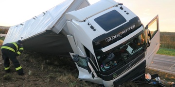 Mladý řidič kamionu havaroval mimo silnici