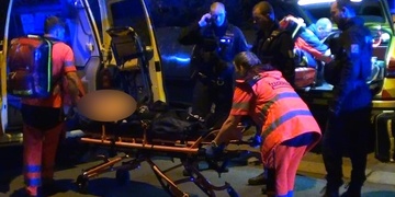 Recidivista před očima rodiny vyskočil z okna, pád nejenže přežil, ale následně napadal i záchranáře