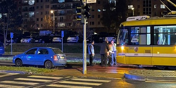 Auto v tramvajovém kolejišti