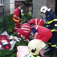 Suť po výbuchu plynu zavalila seniora