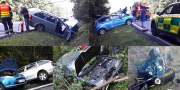 Auto ve stromech, pád motocyklisty i střet tří aut