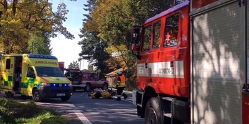 Střet motorky s autem uzavřel silnici